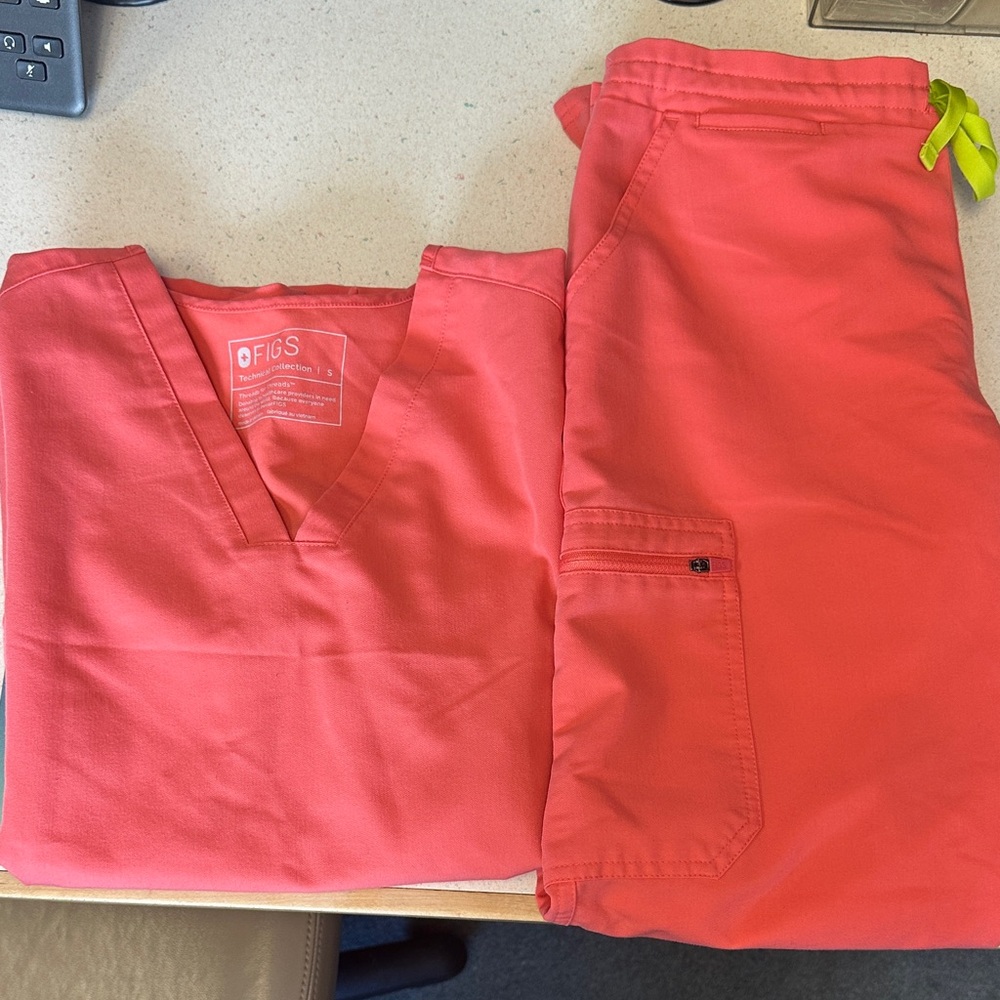 FIGS  ladies Coral Scrub Pants and top set sz S